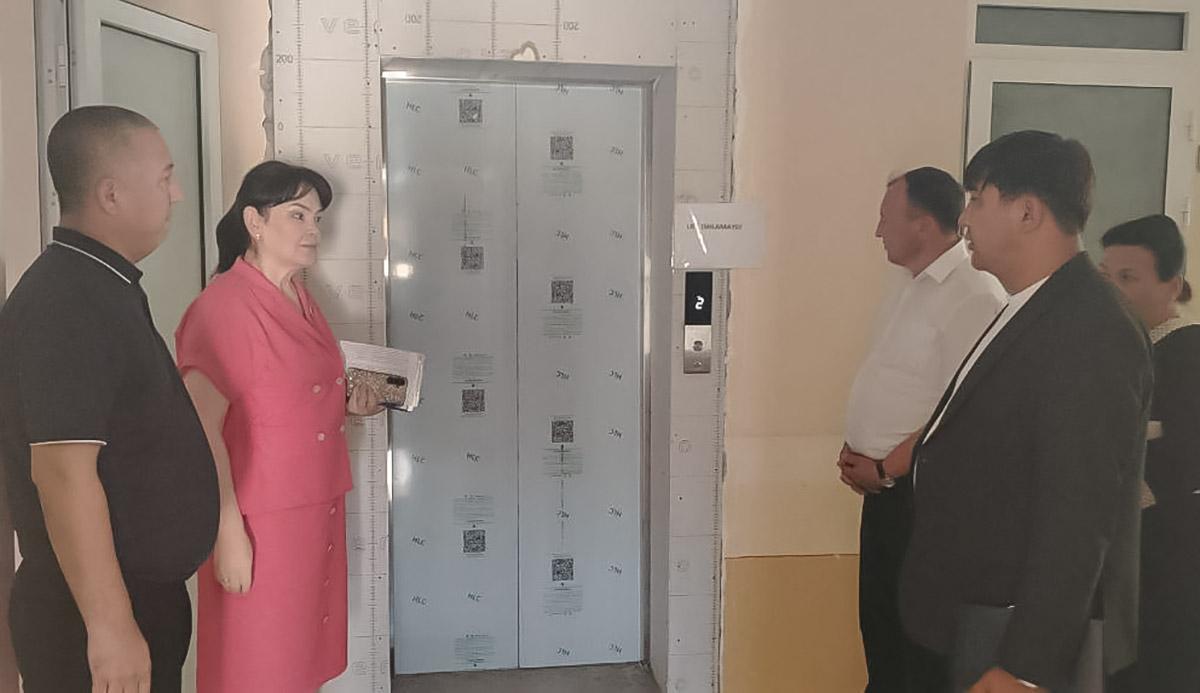 Endi Mirzacho‘l tuman tibbiyot birlashmasida lift bor