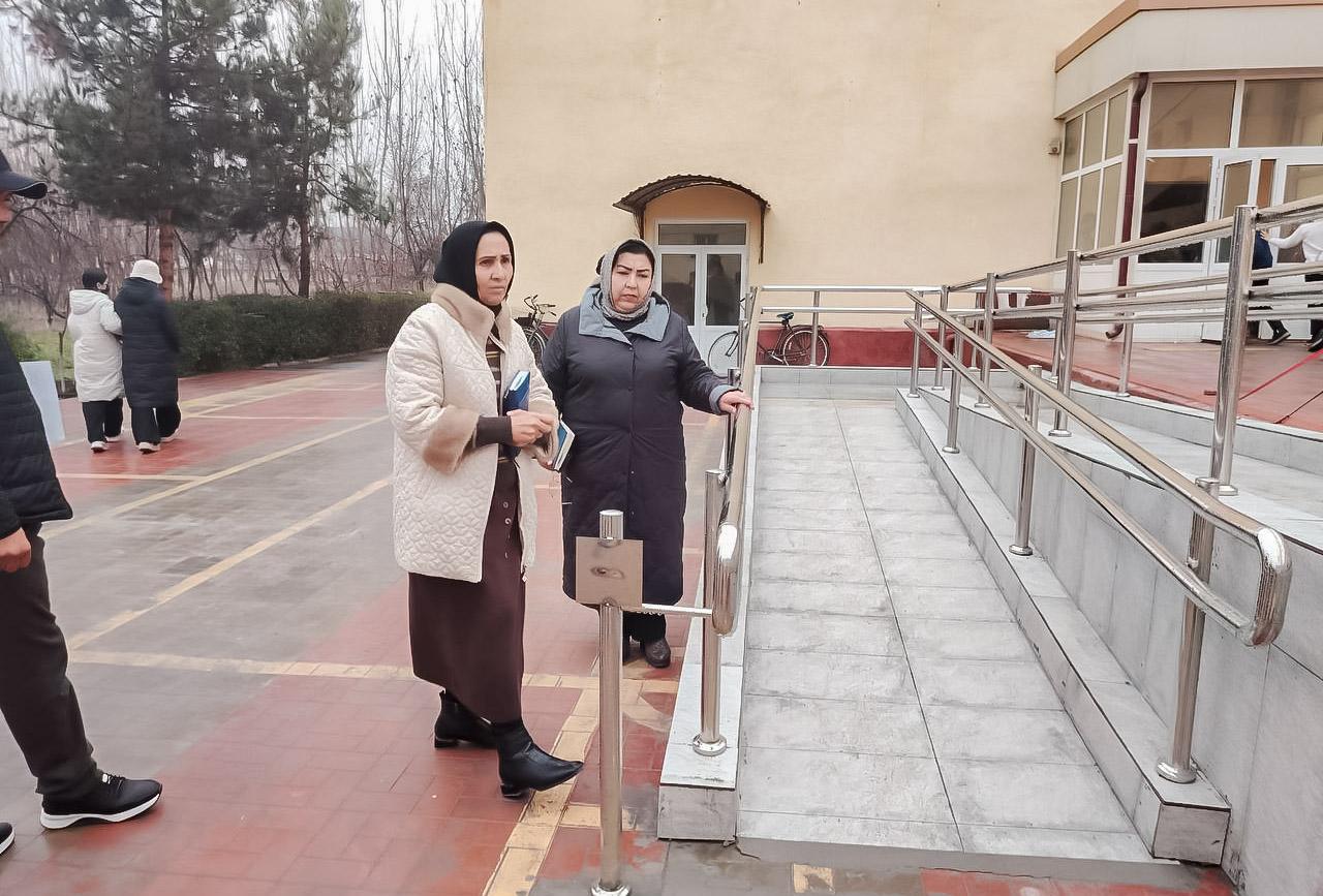 Bo‘stondagi ijtimoiy soha obyektlarida to‘siqsiz muhit yaratish borasidagi ishlar o‘rganildi