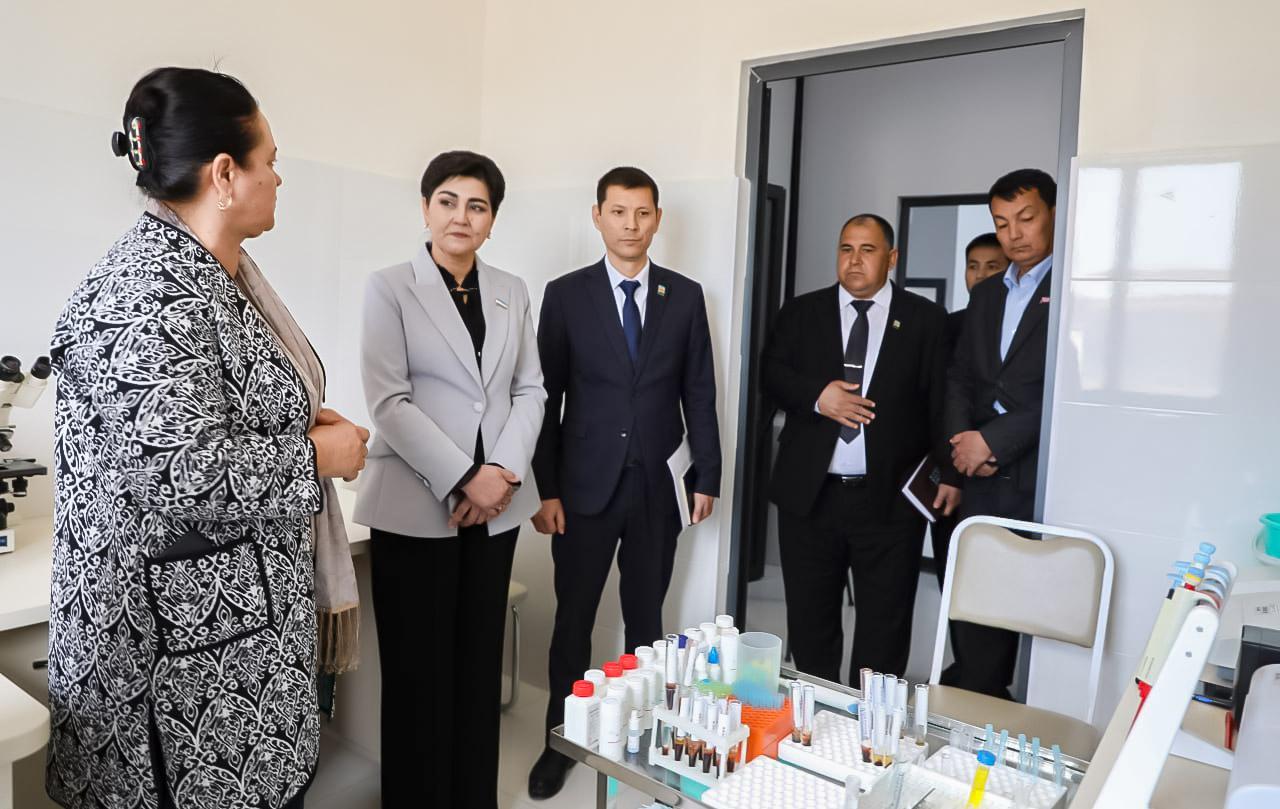 Deputat Taxiatosh tumanida tibbiy xizmat ko‘rsatish holatini o‘rgandi