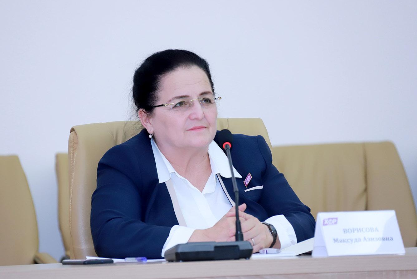 Сиёсат майдонида тобланган аёл