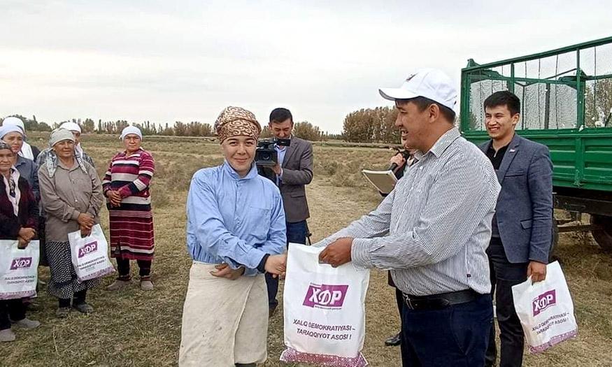 Партия масъуллари теримчилар ҳузурида бўлди