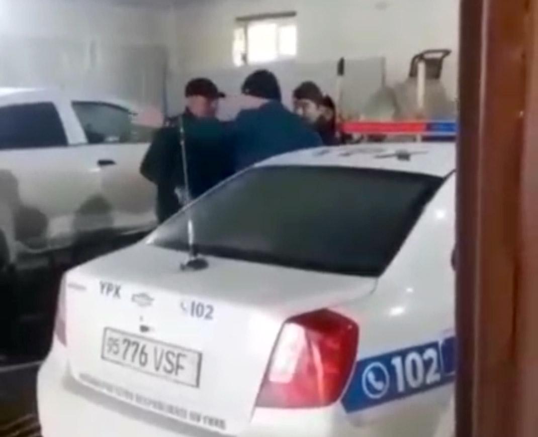 Ҳаддидан ошган инспекторнинг ҳатти-ҳаракати жамоатчилик эътирозига сабаб бўлди