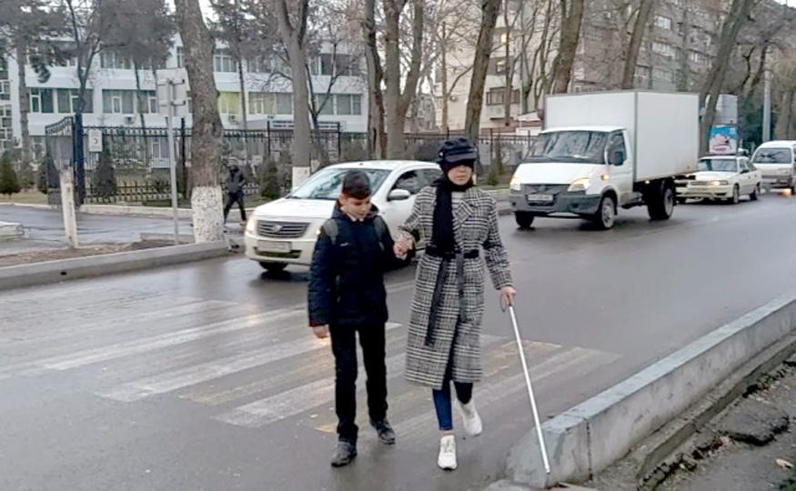 Қора ойналар ортидаги муаммолар: Тошкентда кўзи ожизлар қандай яшайди?