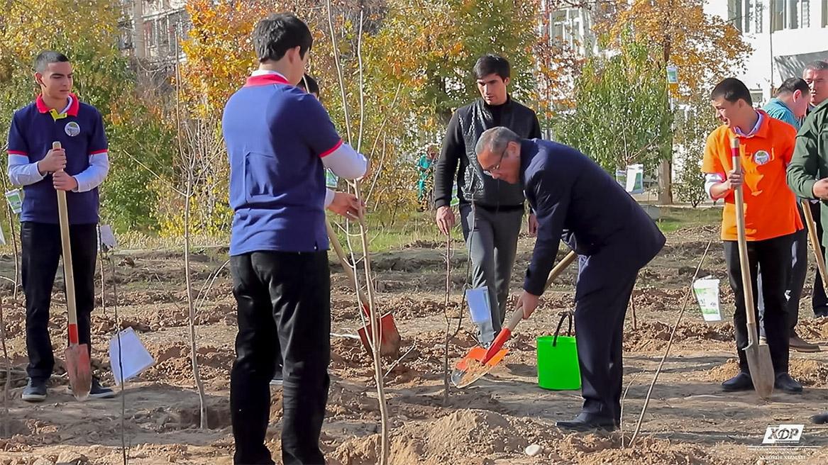 Deputatlar “Yashil makon” loyihasi doirasida ko‘chatlar ekdi (video)