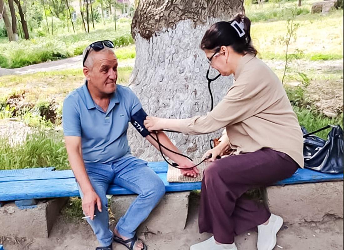 Chirchiqda keksalar va yosh bolali ayollar bepul tibbiy ko‘rikdan o‘tkazildi