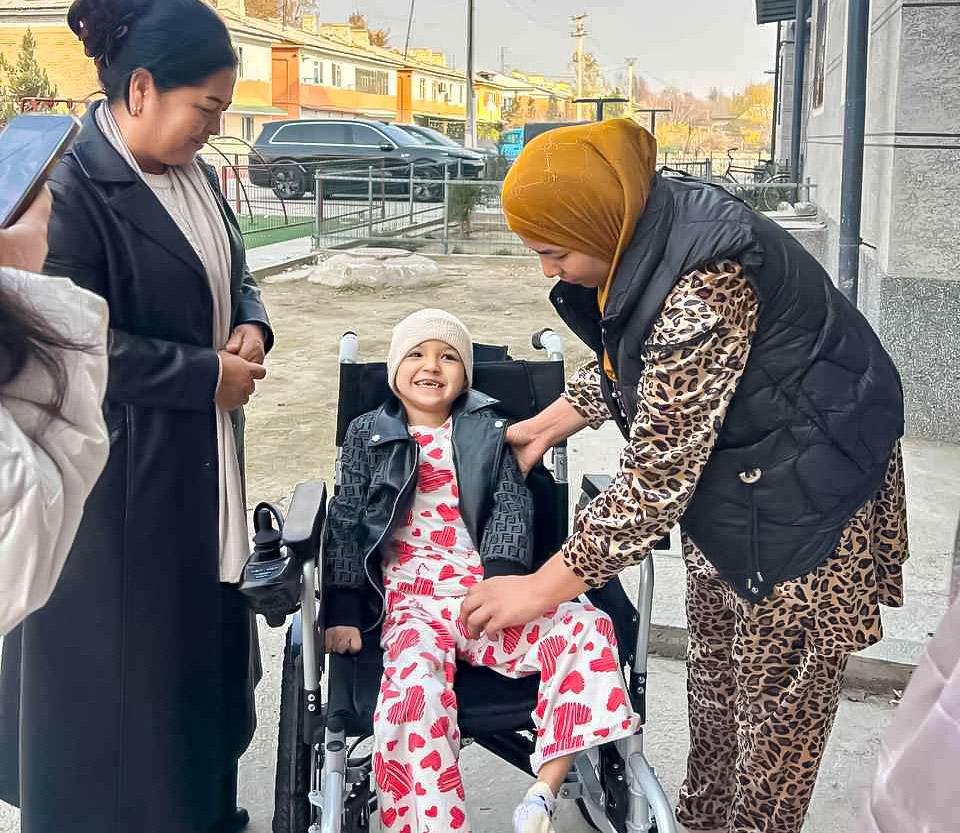 Deputat tashabbusi bilan 9 nafar nogironligi bo‘lgan bolalarga elektron aravachalar hadya etildi