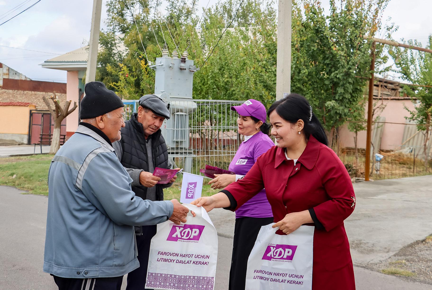 Saylovchilar bilan yuzma-yuz muloqotlardan fotolavhalar