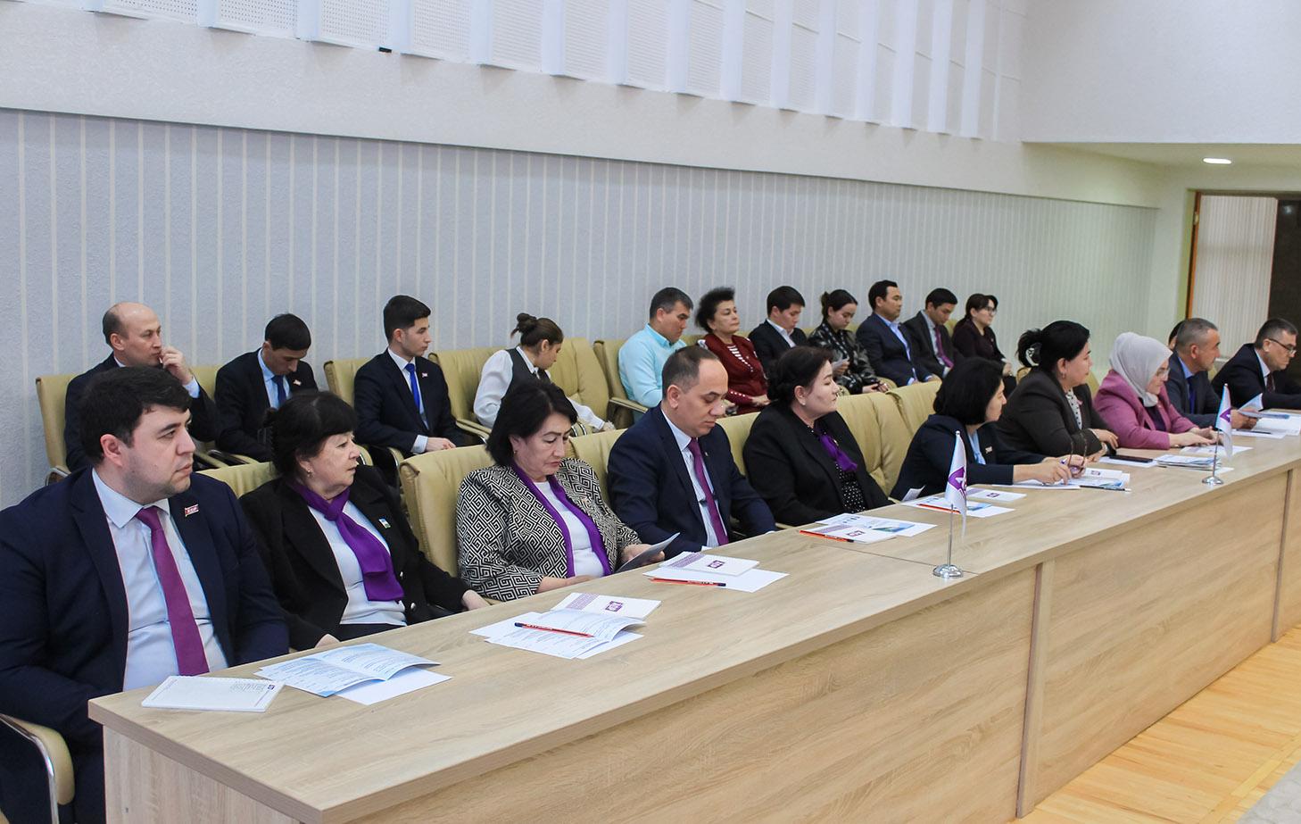 “Konstitutsiya va davlat tili” mavzusidagi ilmiy-amaliy anjumanda muhim takliflar bildirildi