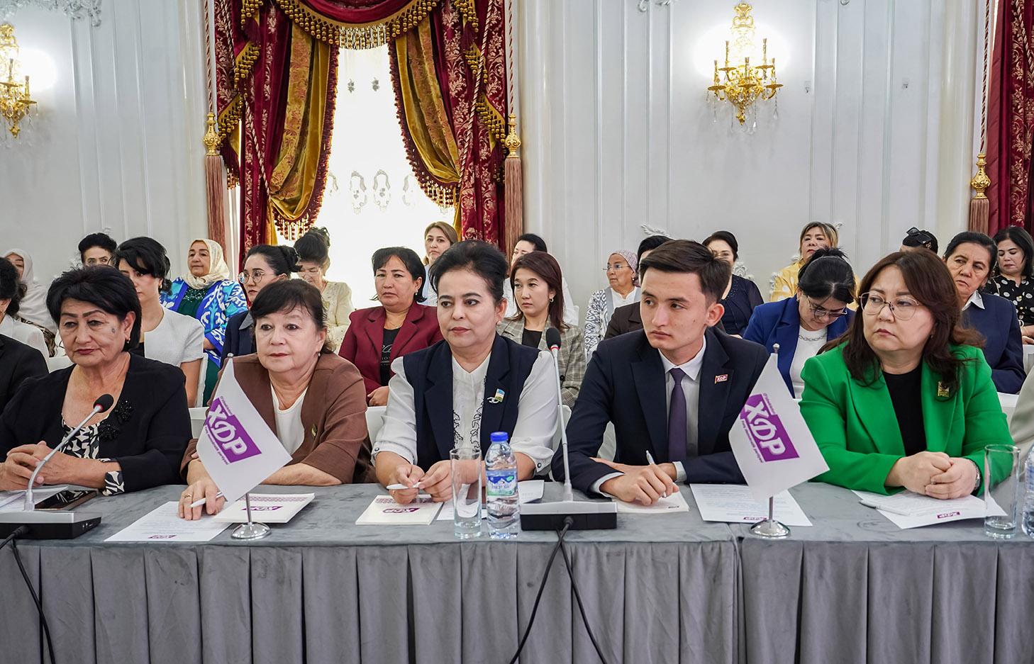 Ayollarning siyosiy faolligini oshirish: imkoniyat va muammolar tahlil qilindi