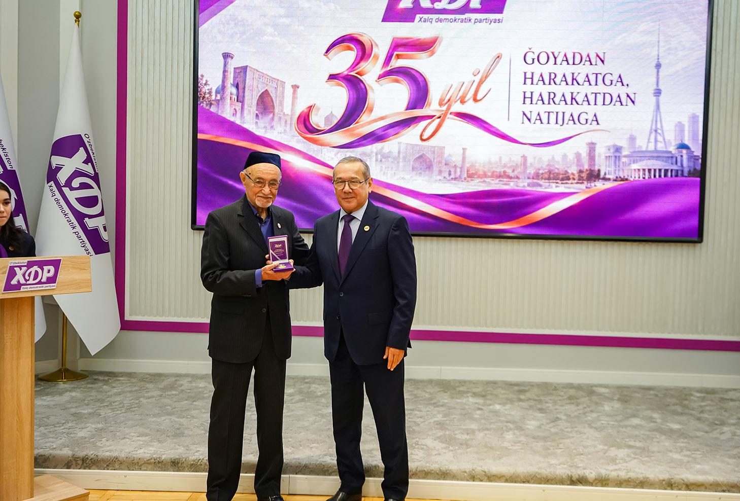35 yillik siyosiy tarix: ehtirom va e’tirof