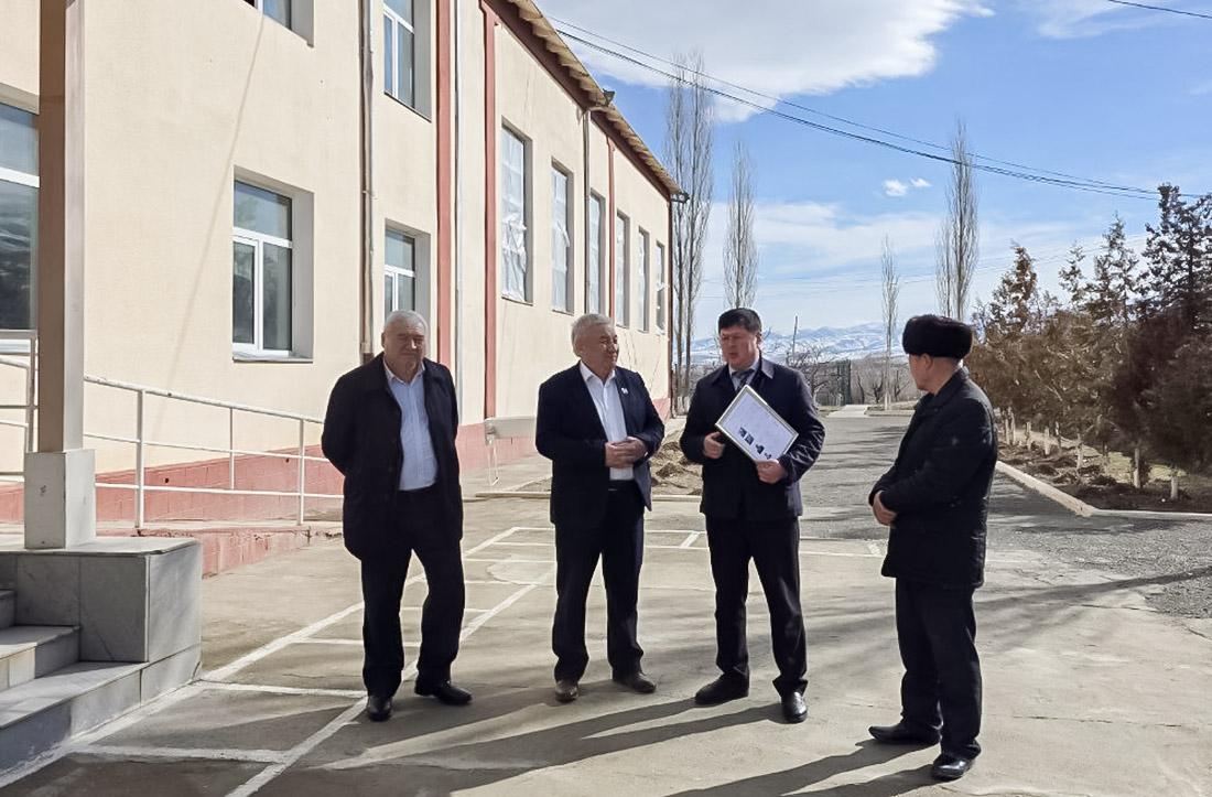 Депутатимиз мактаблар инфратузилмасидаги муаммоларни ўрганди