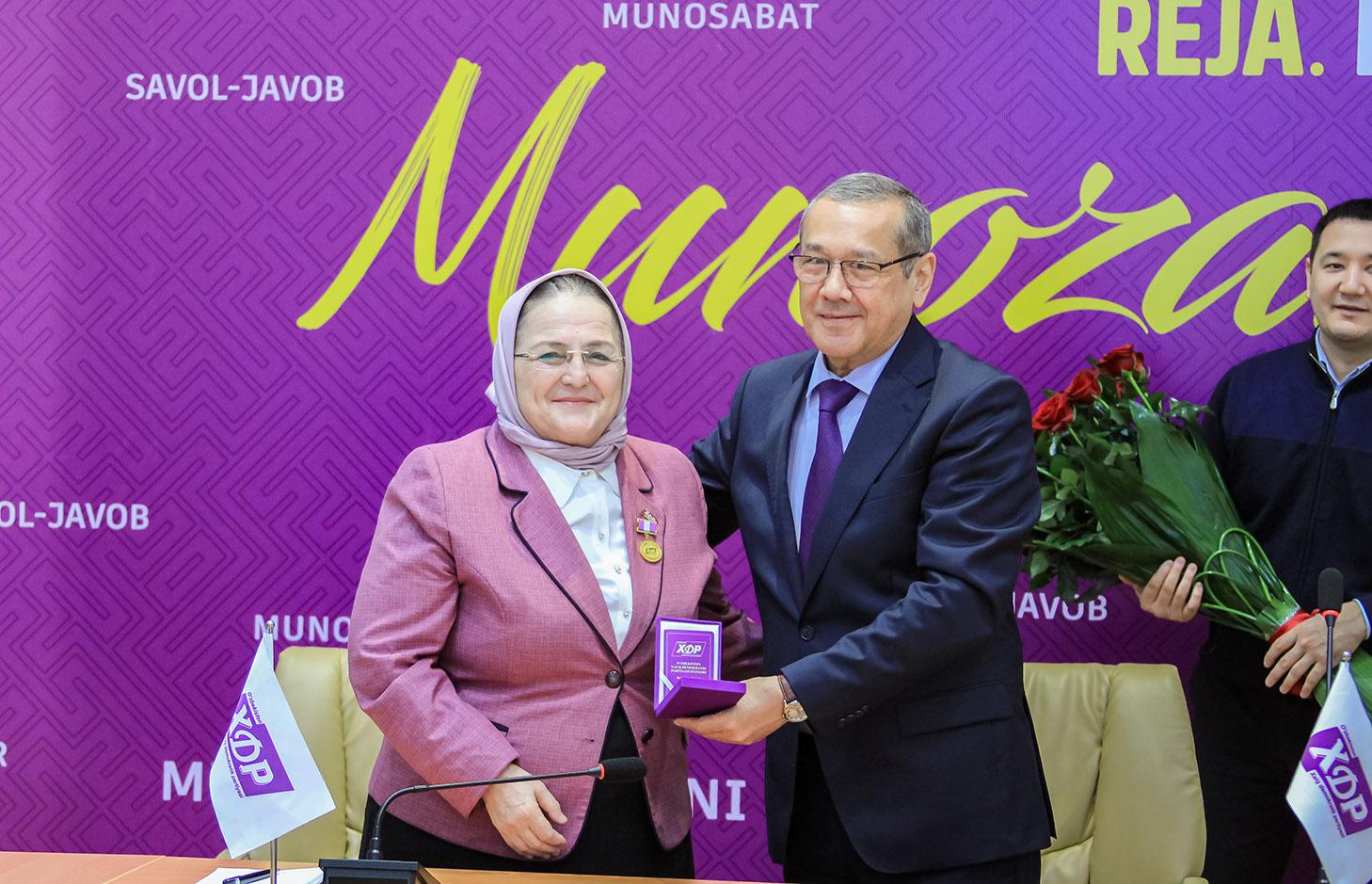 “O‘zbekiston Xalq demokratik partiyasi iftixori” ko‘krak nishoni tantanali topshirildi