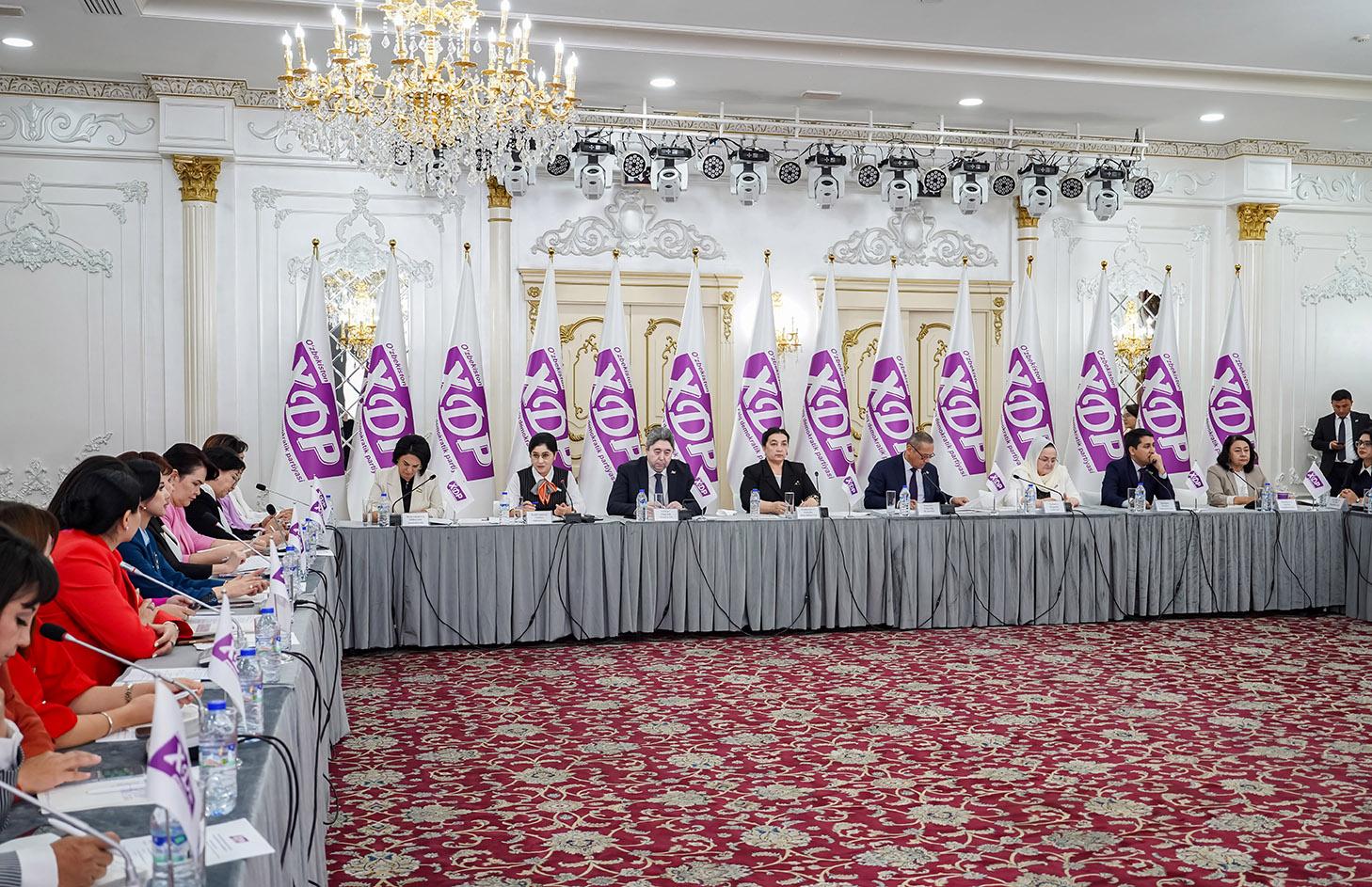 Ayollarning siyosiy faolligini oshirish: imkoniyat va muammolar tahlil qilindi