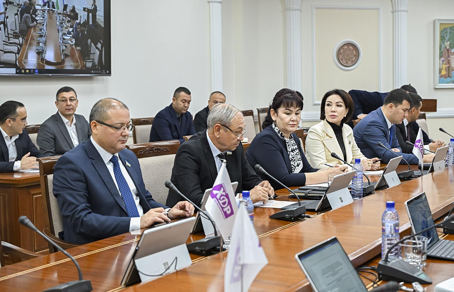 O‘zbekiston XDP fraksiyasida yangilanayotgan huquqiy mezonlar ko‘rib chiqildi