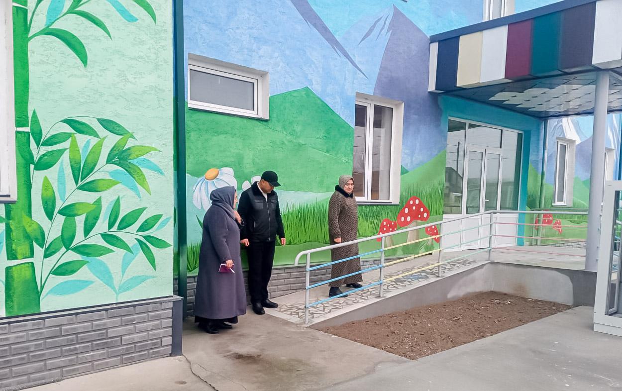 Бўстондаги ижтимоий соҳа объектларида тўсиқсиз муҳит яратиш борасидаги ишлар ўрганилди