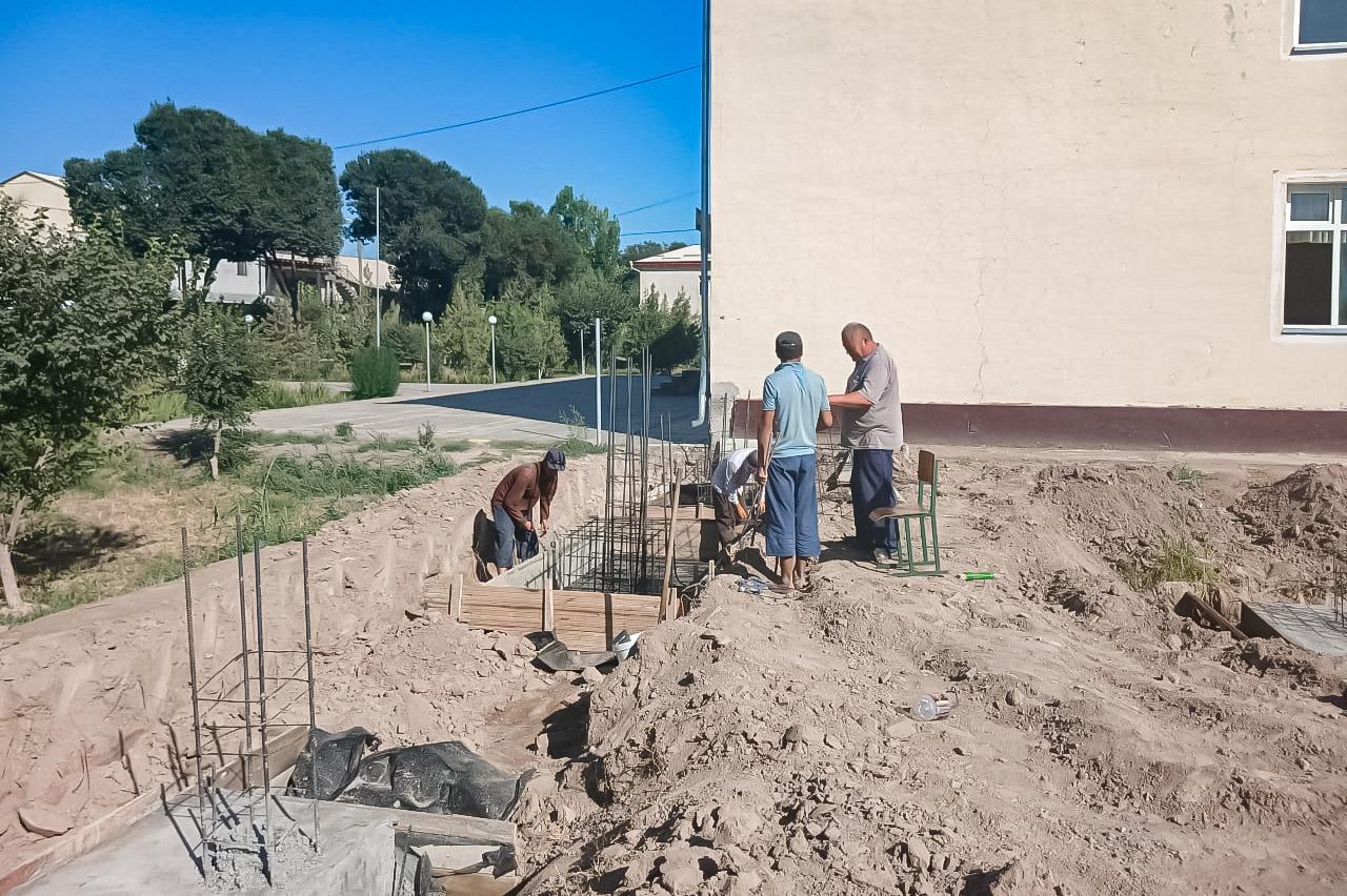 Депутат мактабдаги қурилиш ишлари билан танишди