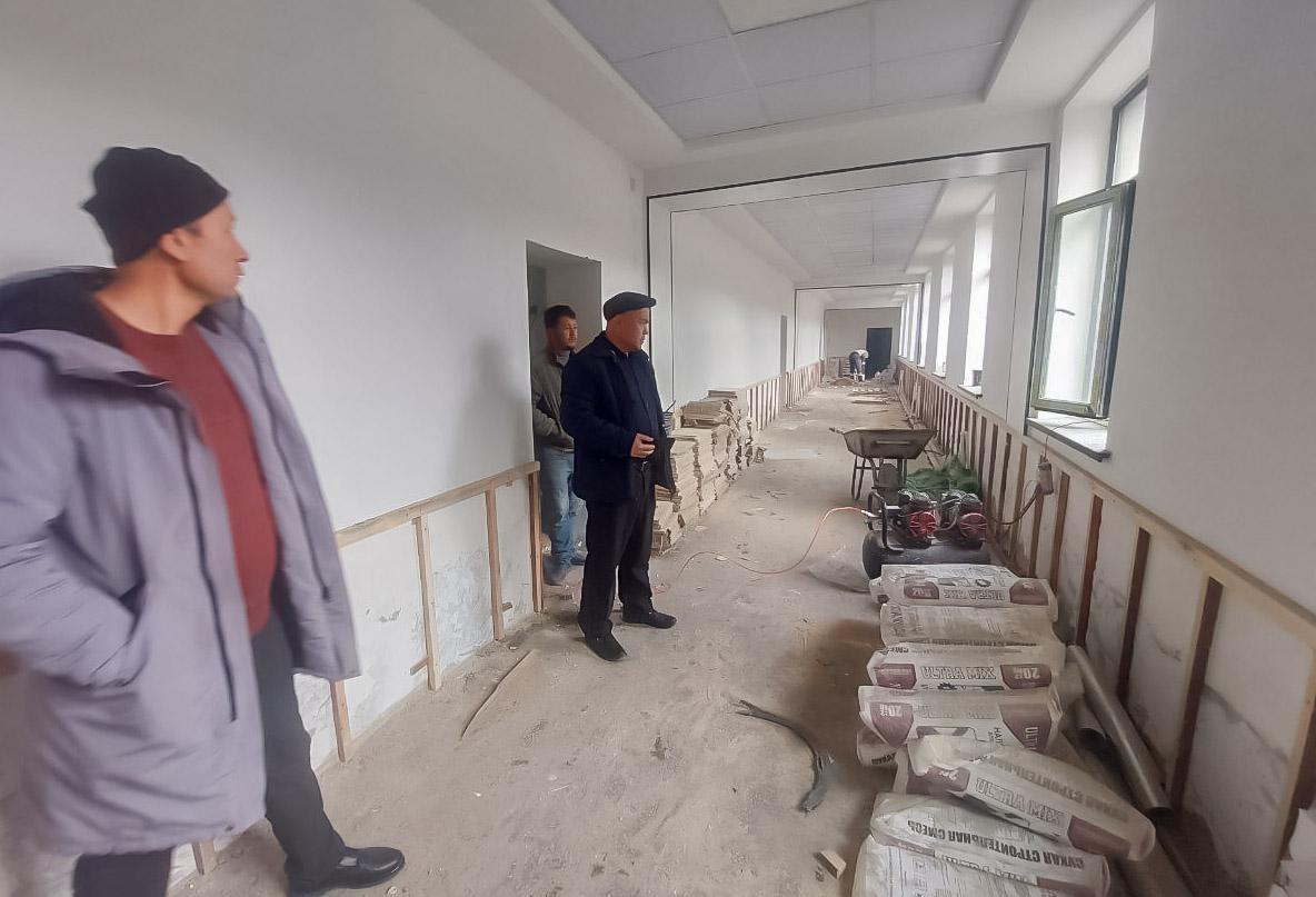 Deputat qurilish jarayoni va u yerdagi ishchilarga yaratilgan sharoitlar bilan tanishdi