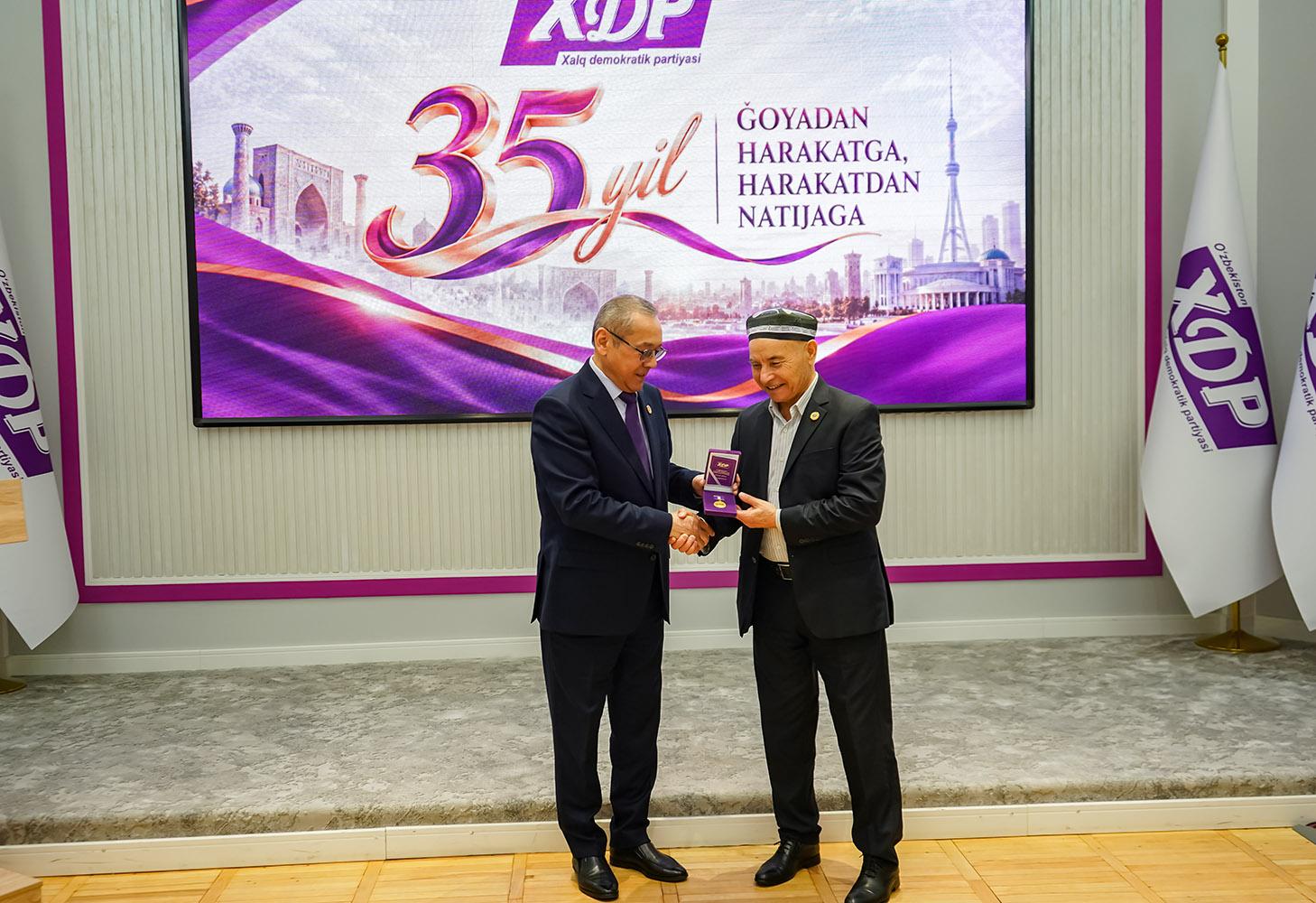 35 yillik siyosiy tarix: ehtirom va e’tirof
