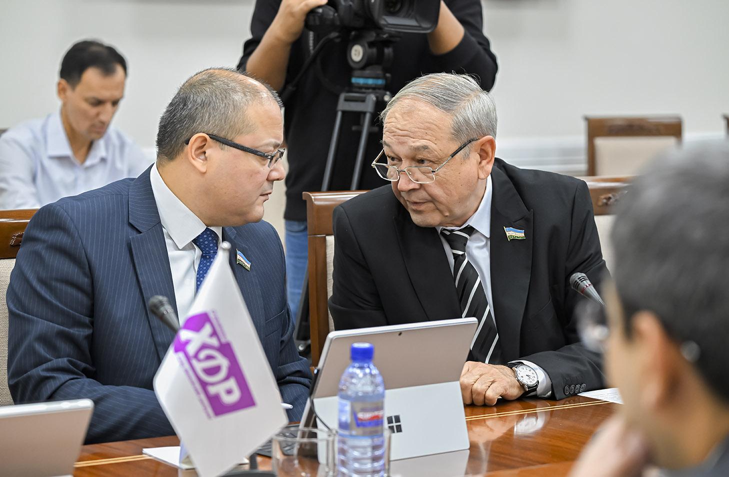 O‘zbekiston XDP fraksiyasida yangilanayotgan huquqiy mezonlar ko‘rib chiqildi